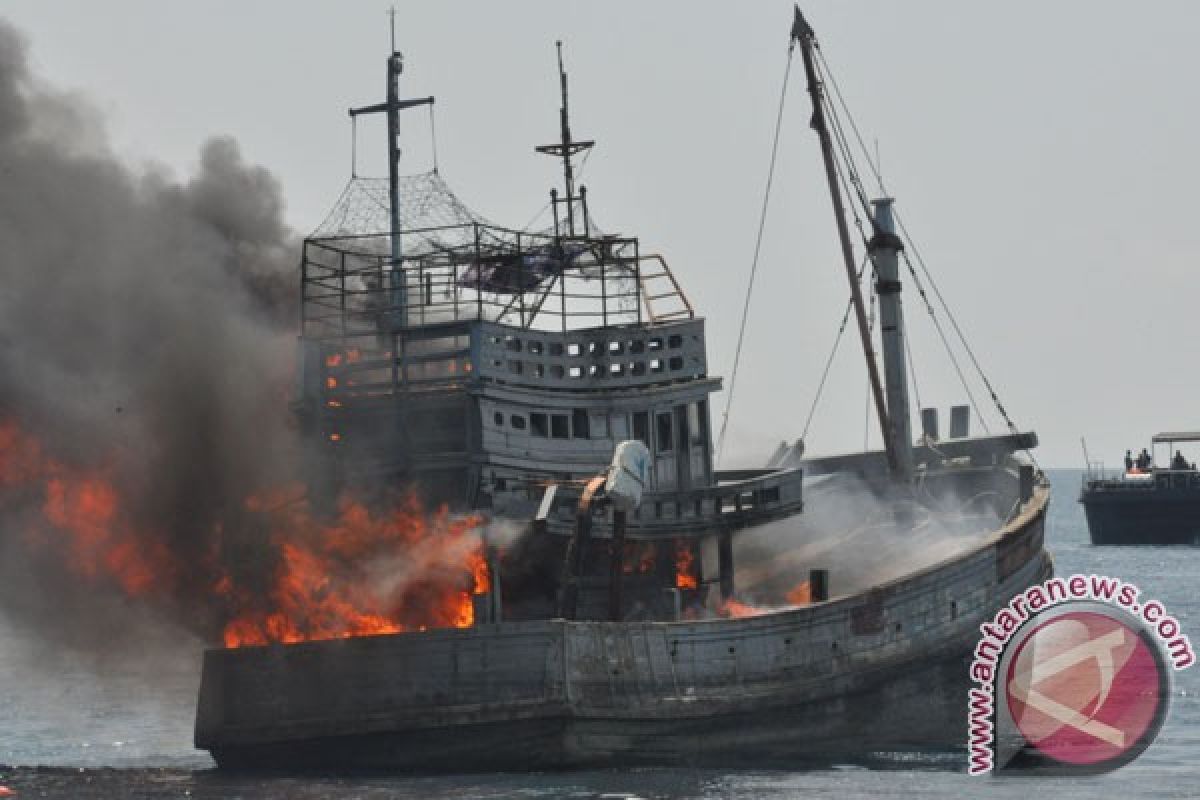 Indonesia`s Navy to destroy 12 foreign fishing boats for poaching