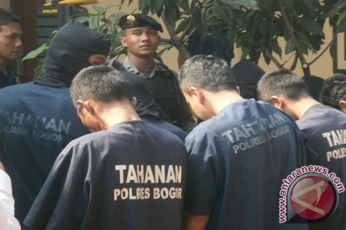 Polres Bogor Amankan Delapan Pencuri Kendaraan Bersenjata 