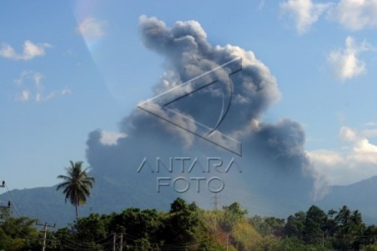 Aktivitas warga pascaletusan Gunung Lokon berlangsung normal