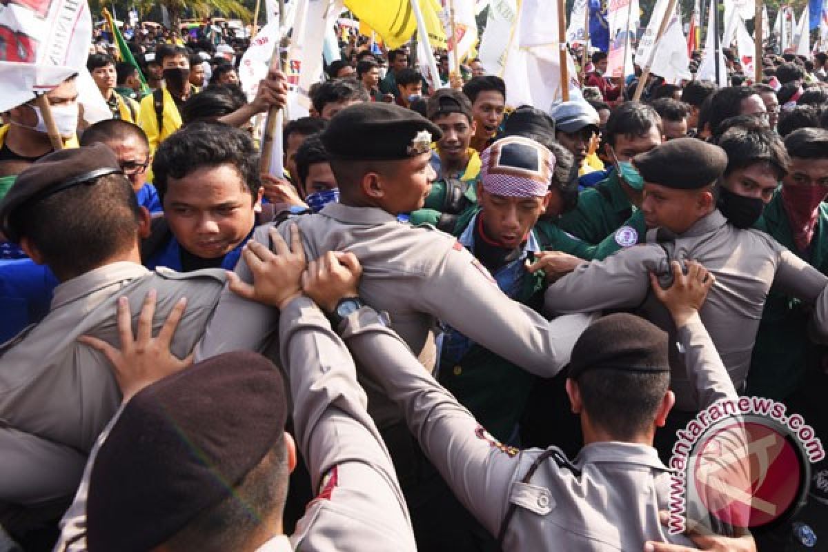 Demo mahasiswa di depan Istana Negara mulai ricuh