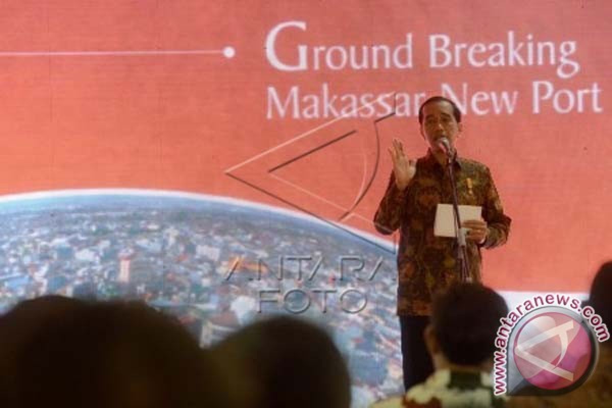 Presiden Jokowi salami warga nelayan Paotere