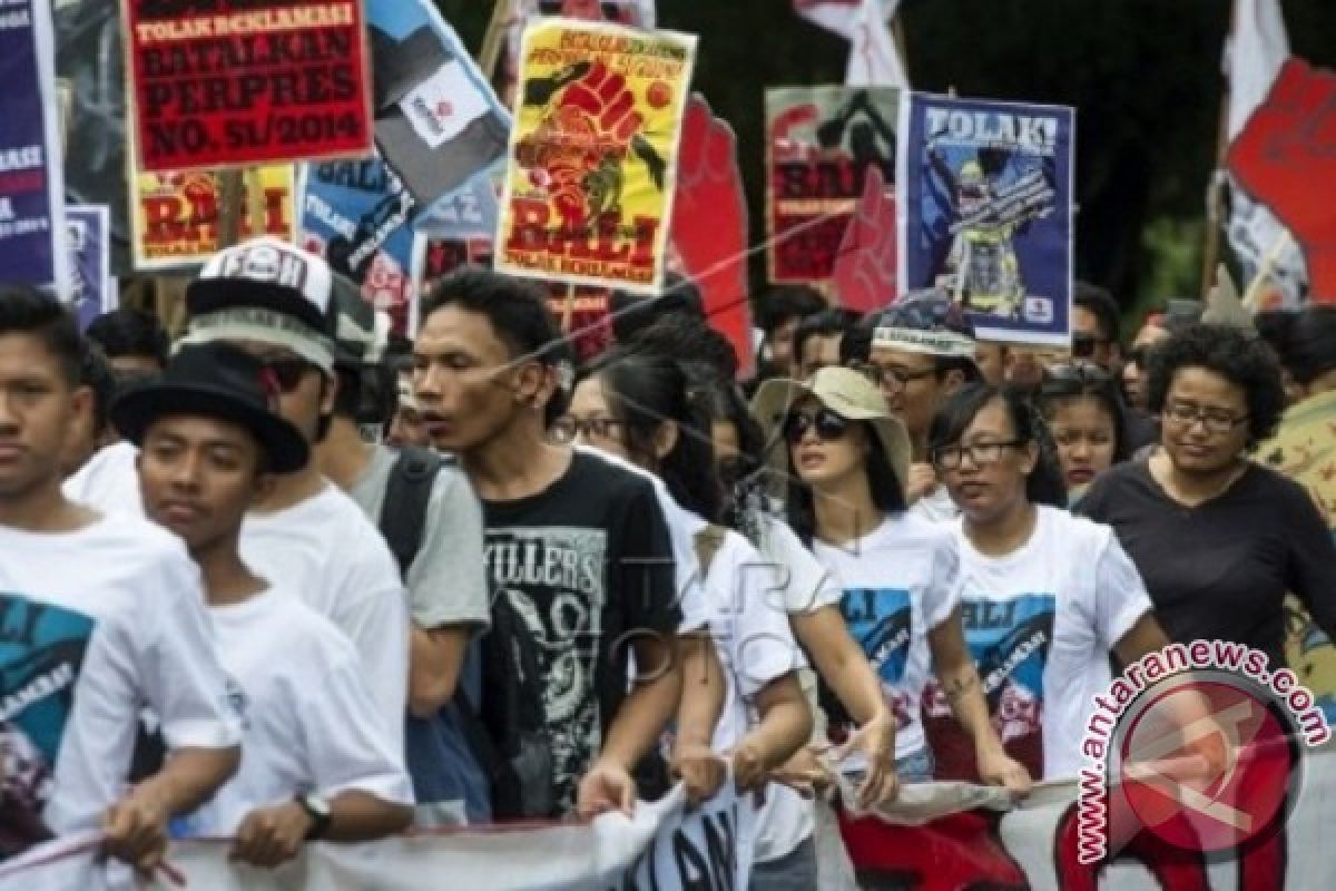 Menolak reklamasi Teluk Benoa melalui foto