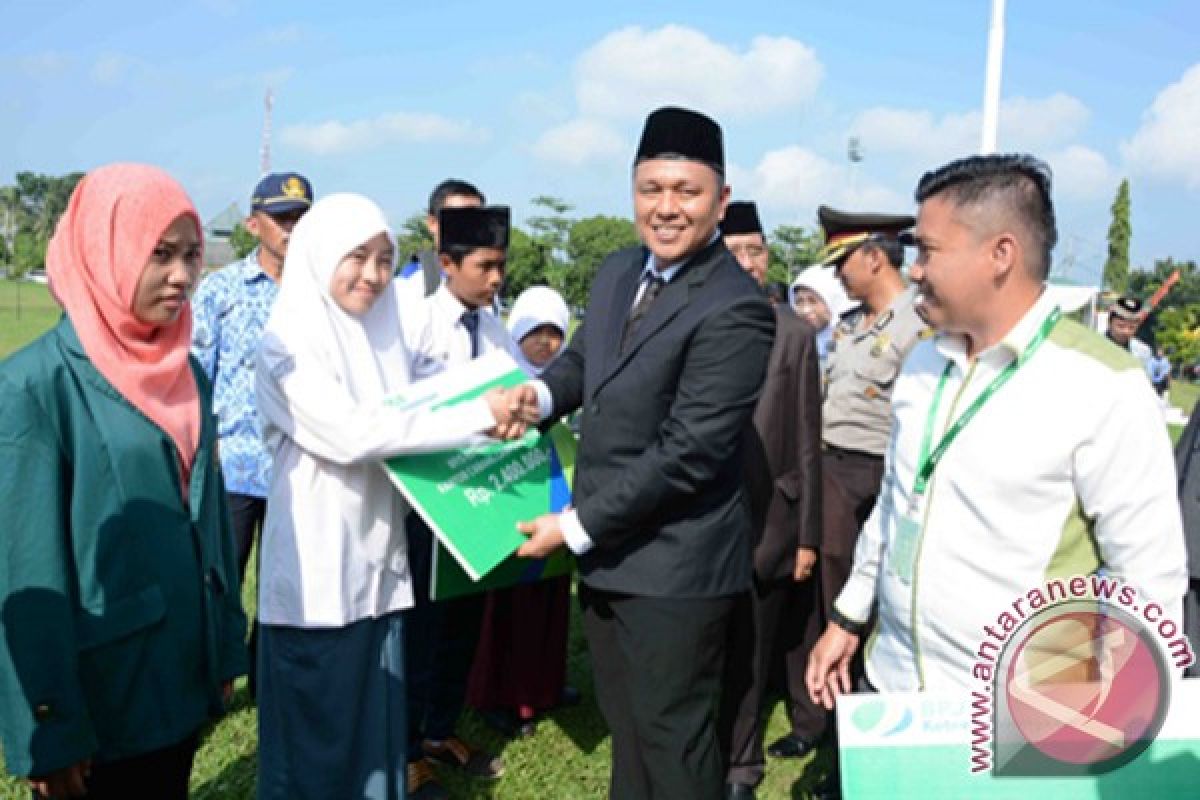 Pemkab Lampung Tengah Beri Beasiswa Pelajar Berprestasi