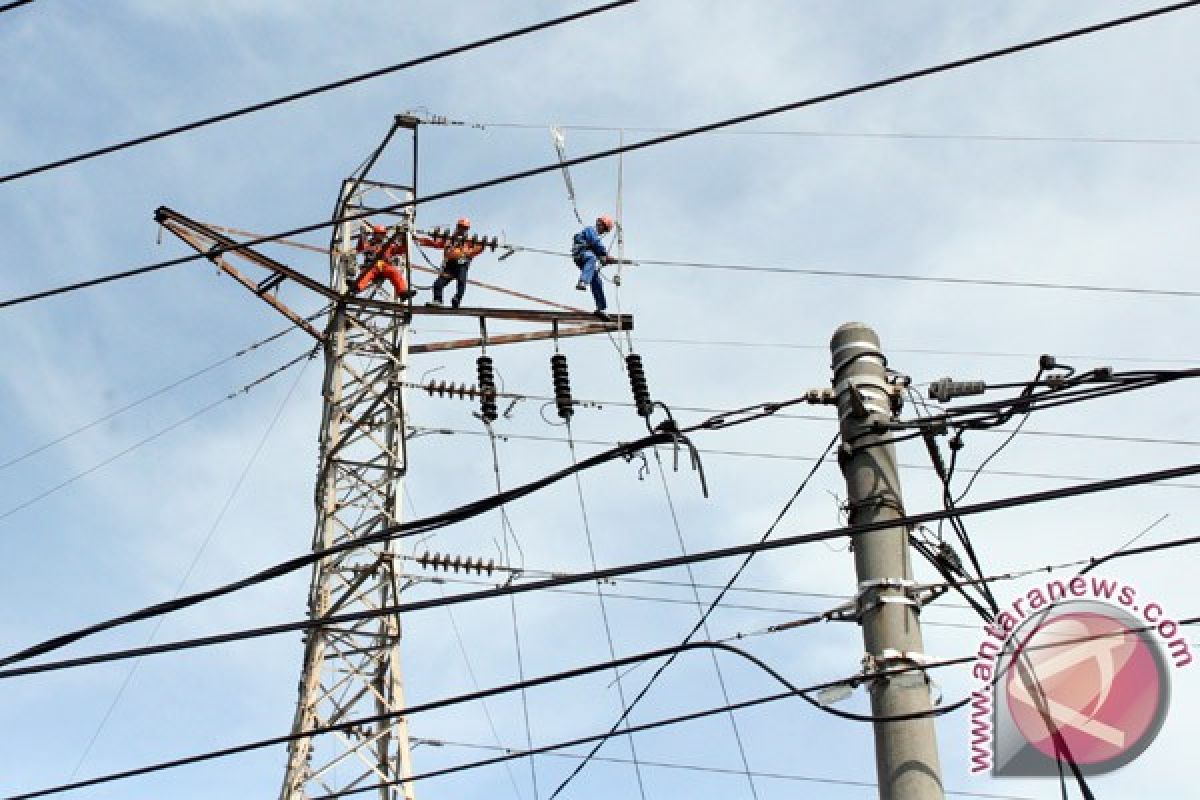 Medan gelap gulita, kabel transmisi putus akibat kebakaran pabrik