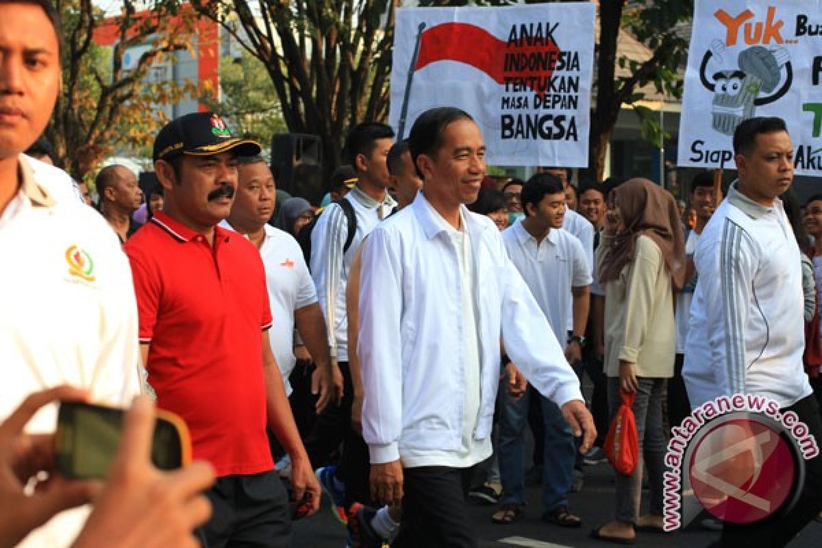 Presiden Jokowi berbaur dengan masyarakat di CFD Solo