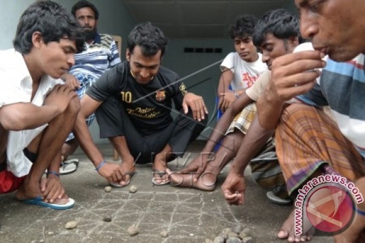 Cegah Terjangkit Penyakit, Pengungsi Myanmar Disuntik Vaksin