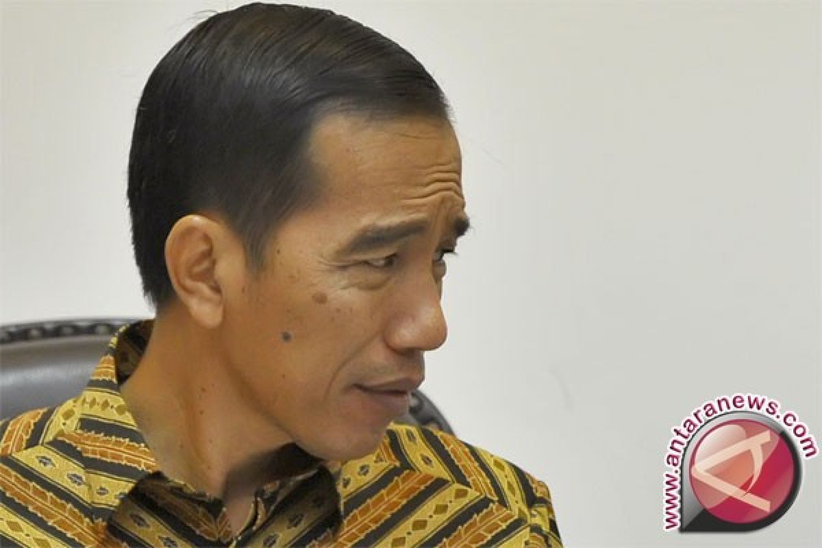 Presiden Jokowi Bagikan Buku Usai Shalat Tarawih
