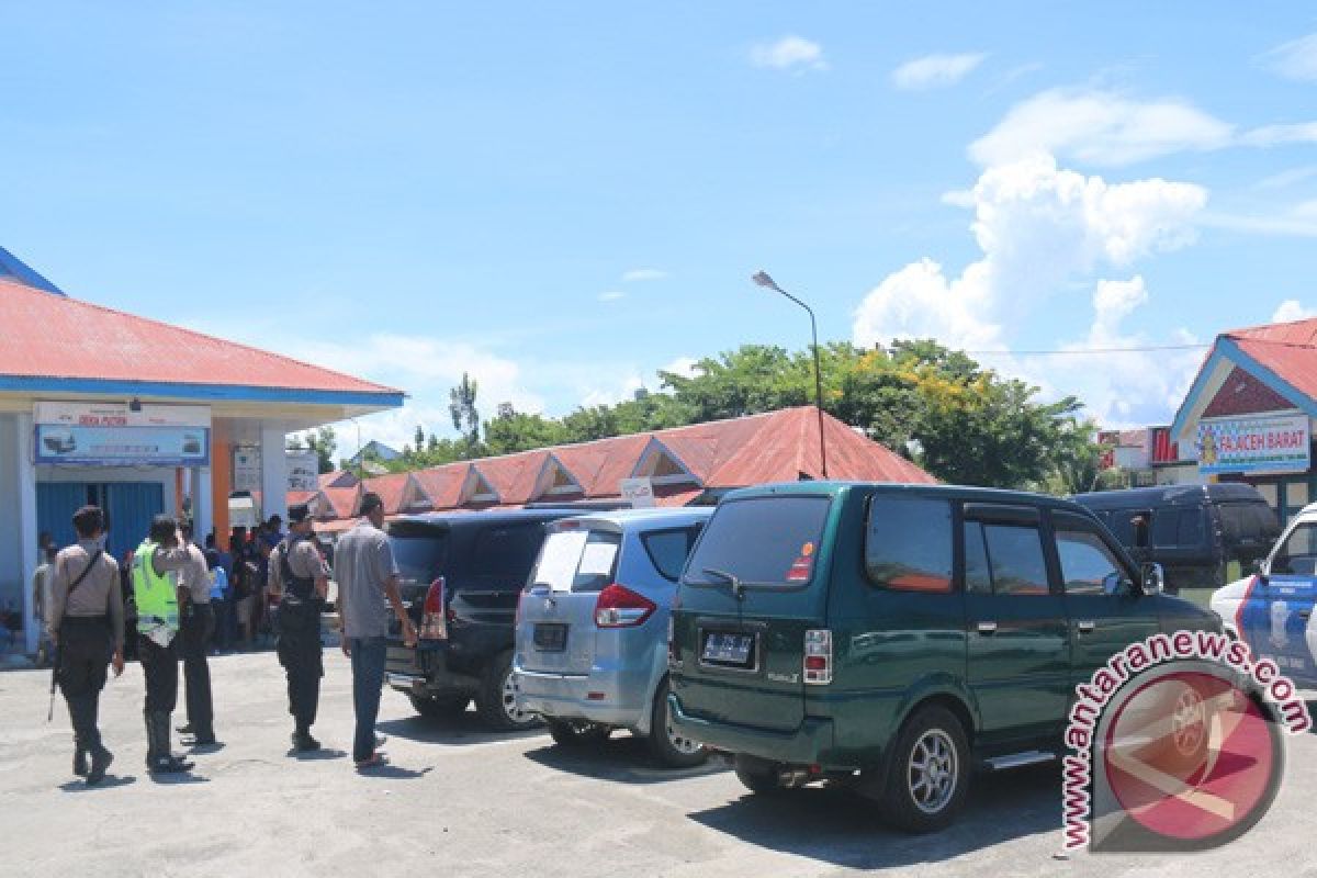 Arus mudik - Terminal bus Meulaboh dipadati pemudik