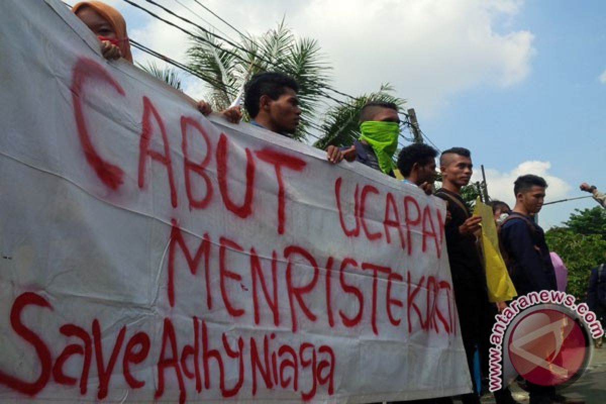 Mahasiswa Adhy Niaga Protes Rencana Pembekuan Kampus 