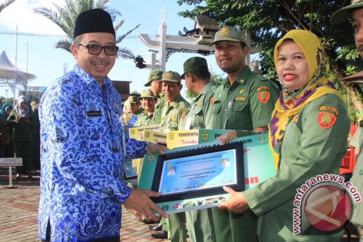 Penyerahan Hadiah Lomba Kebersihan