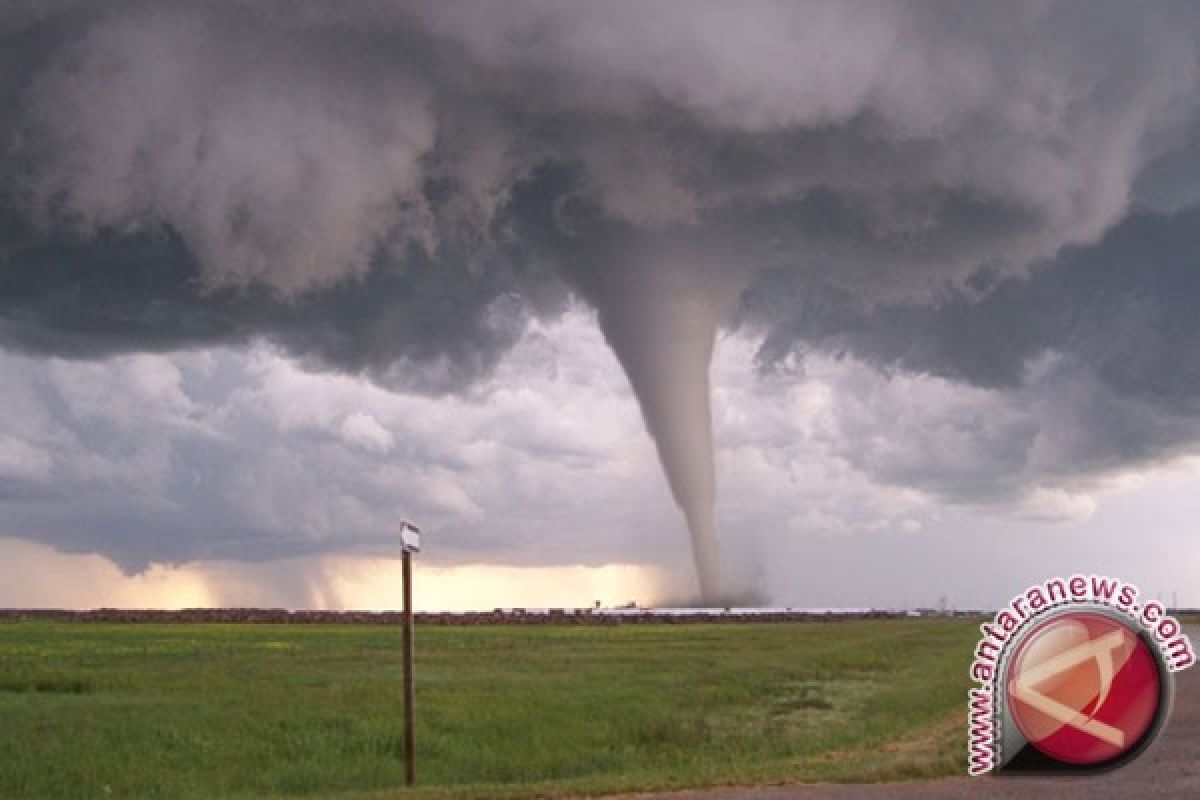 Badai tornado di China, tujuh warga meninggal dan ratusan luka