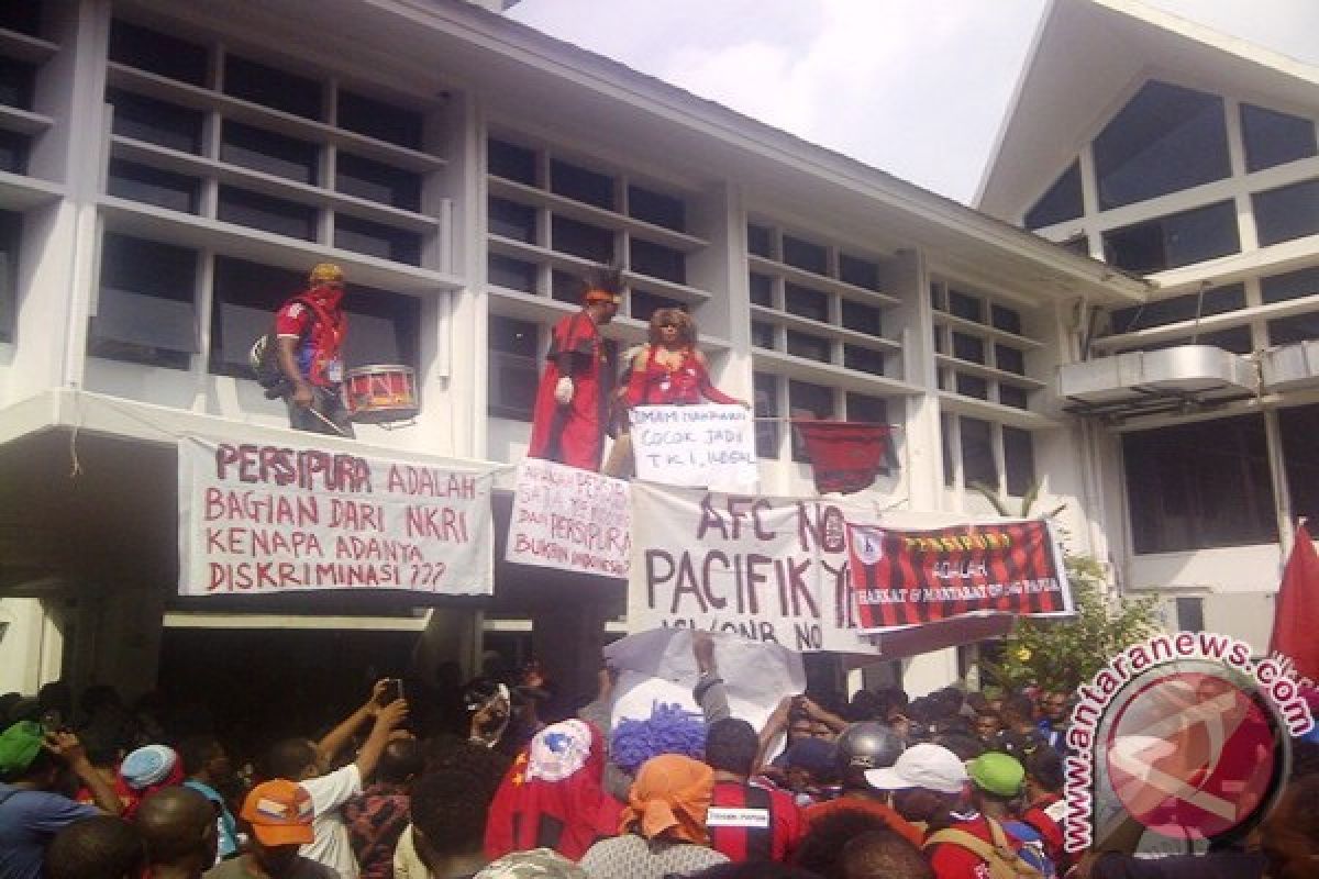 Ribuan suporter Persipura demo di halaman DPR Papua