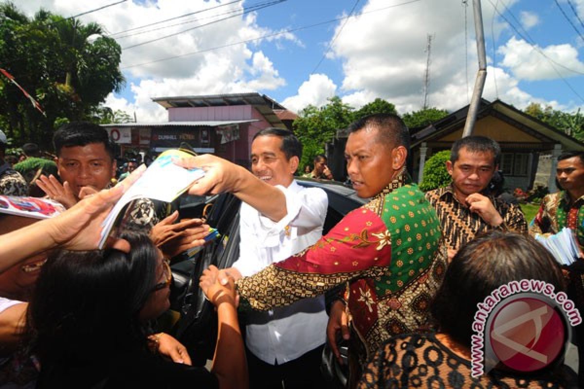 Jokowi beli buku Dee Lestari di Ambon