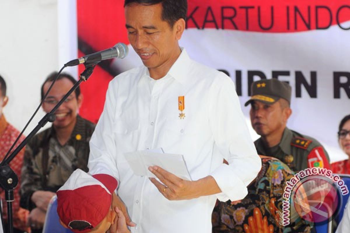 Presiden bagikan kartu sakti di Kota Blitar