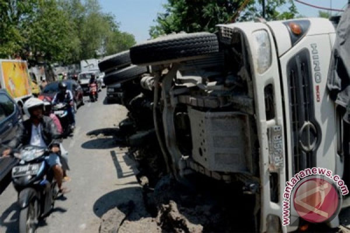 Sebanyak 13 orang tewas dalam kecelakaan truk