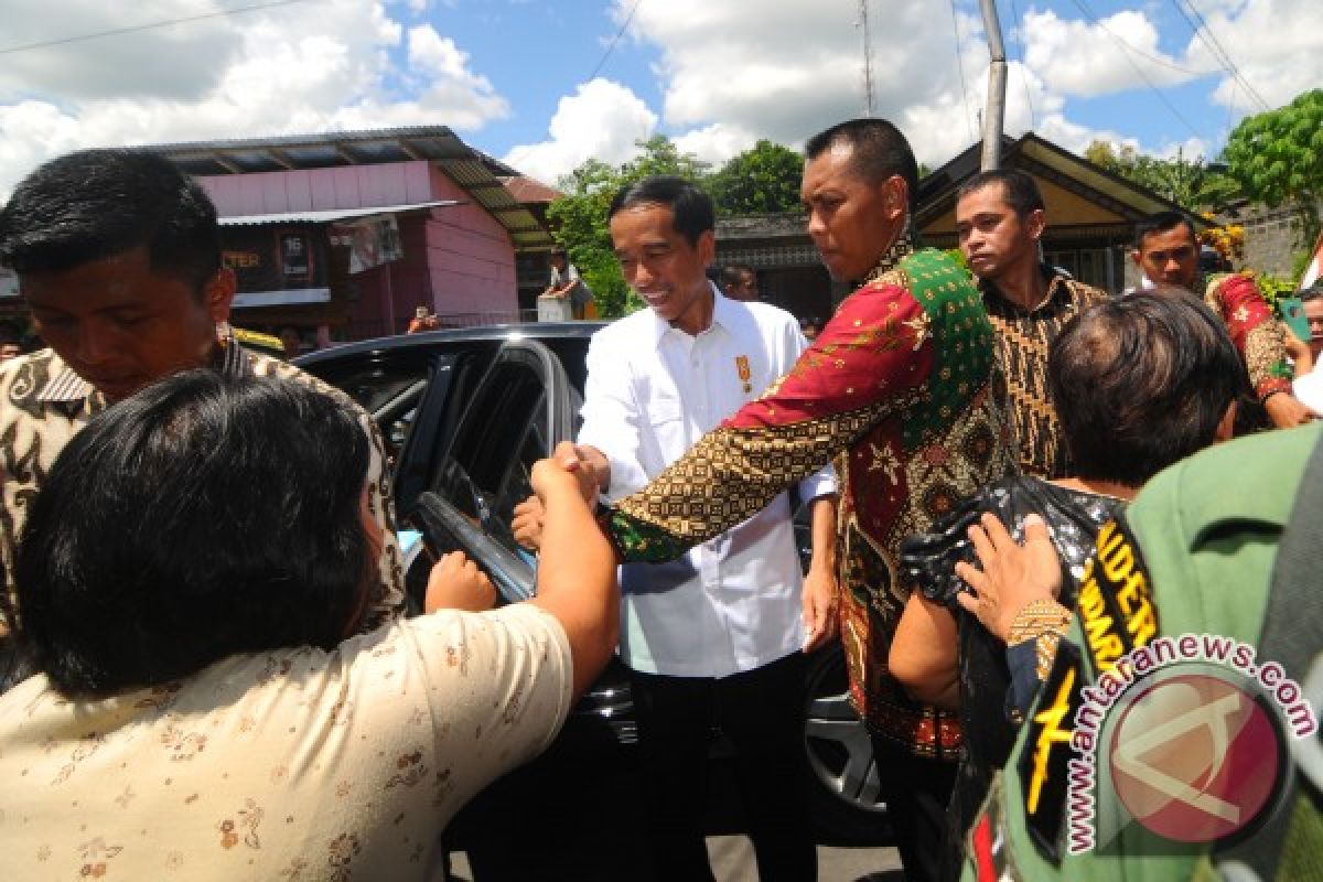 Presiden Jokowi tiba-tiba turun dari mobil salami warga Manado