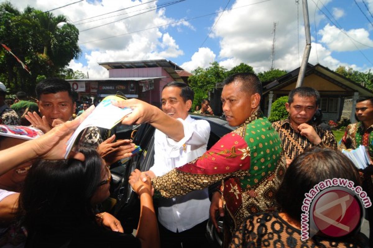 Jokowi bagi-bagi buku kepada Siswa di Jalan Manado