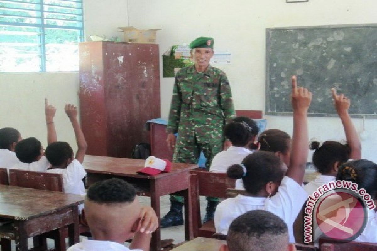 Prajurit TNI bantu mengajar sekolah dasar