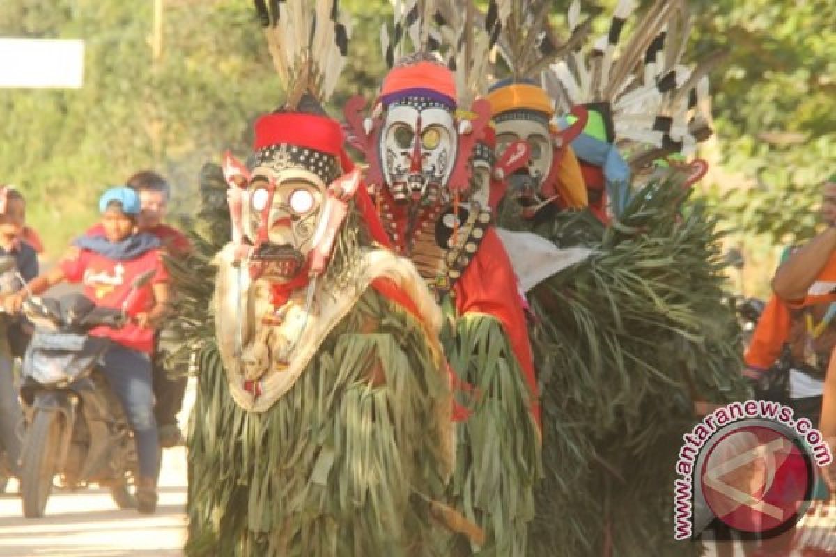 Tarian Hudoq Tutup Pesta Panen Orang Wehea