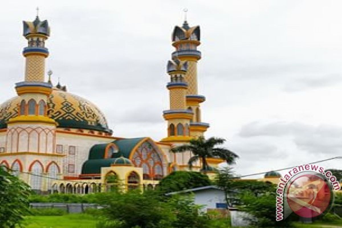 Wisata syariah di pulau seribu masjid