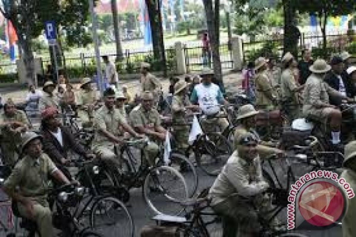 Ribuan Penggemar Sepeda Tua Berjambore di Surabaya