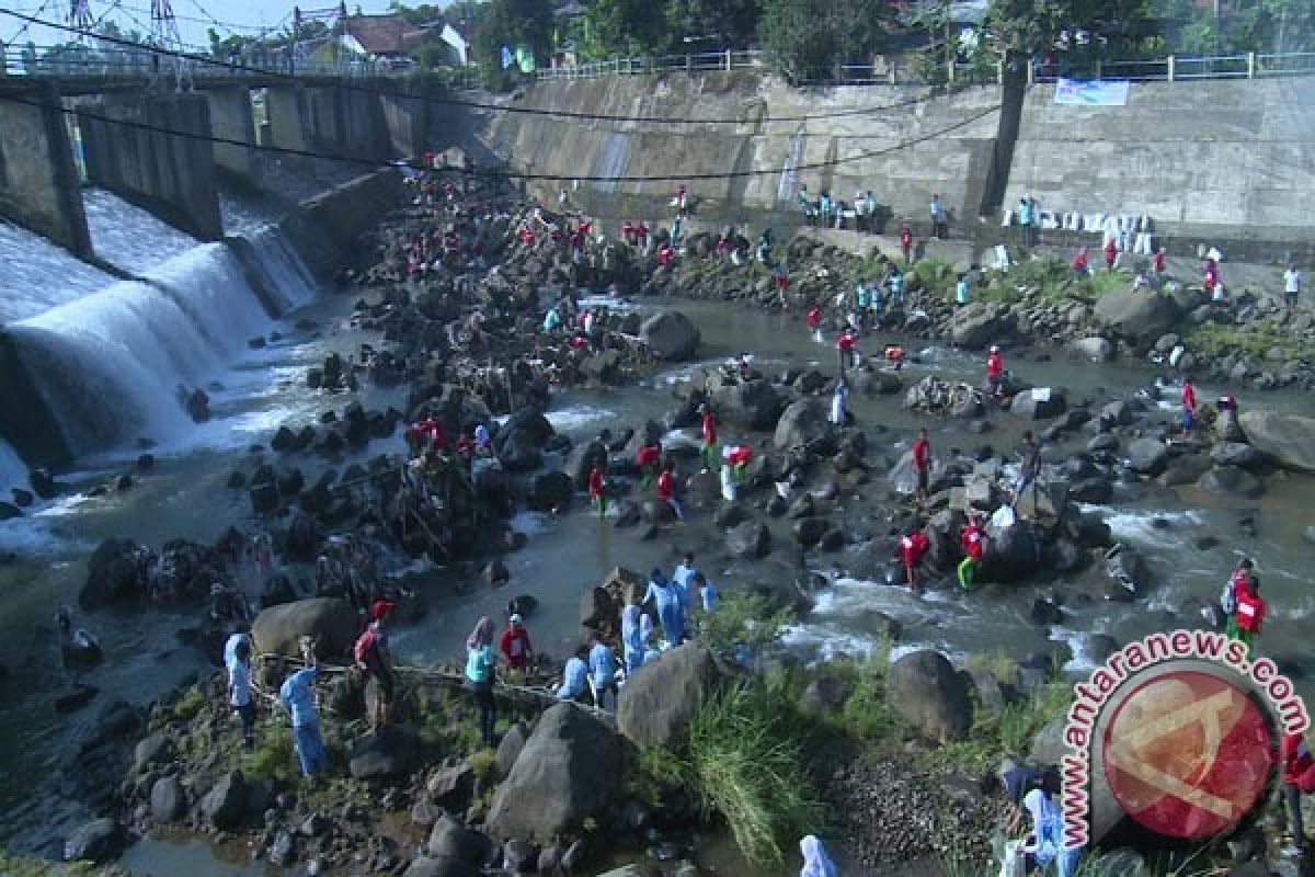 Ratusan Warga Turun Sungai Mulung Sampah 