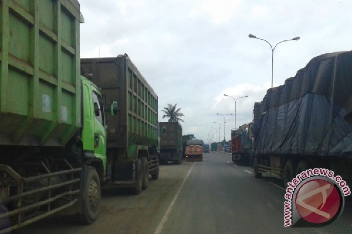 Jalan Lampung hancur karena truk