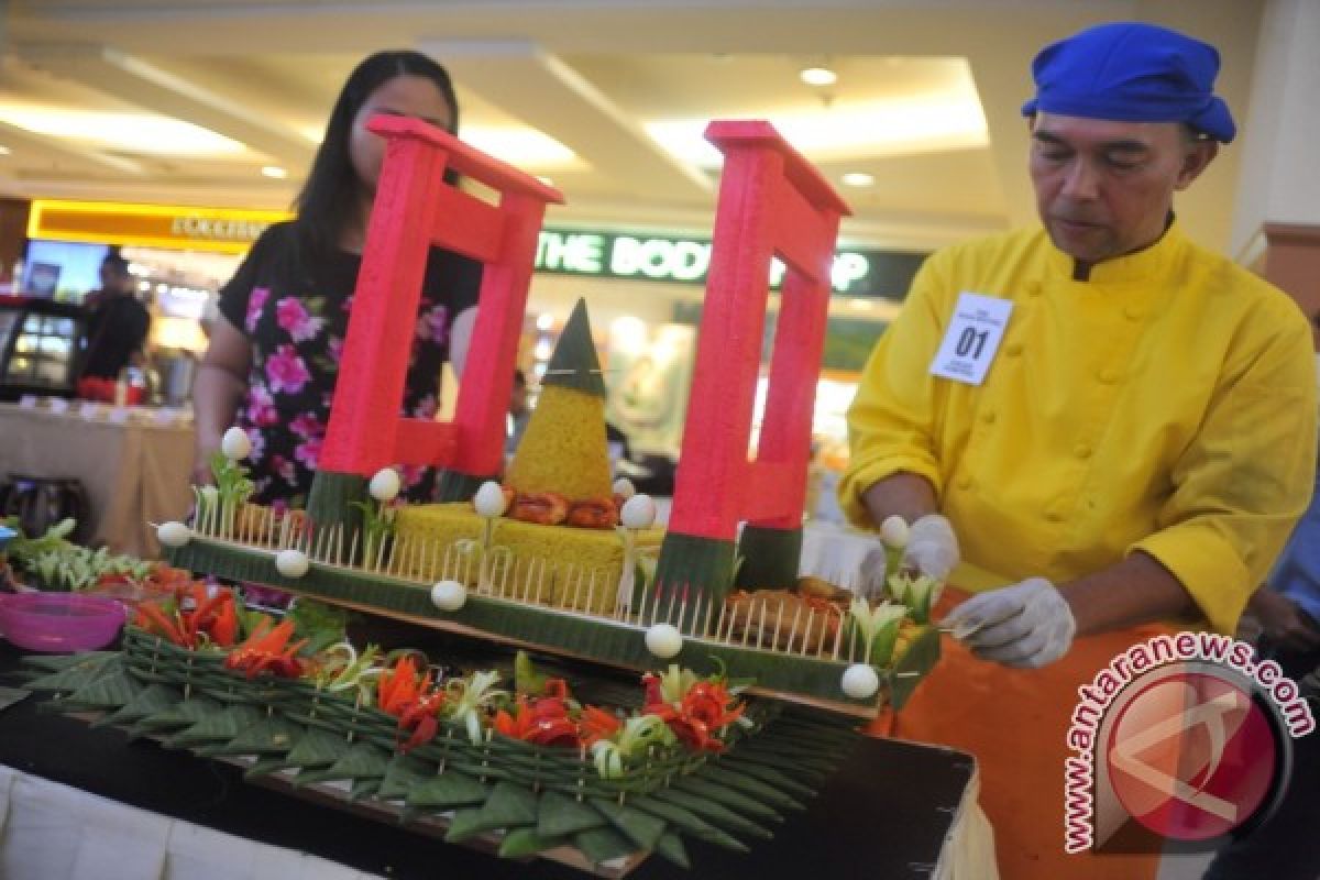 Tumpeng bentuk jembatan Ampera curi perhatian pengunjung mall