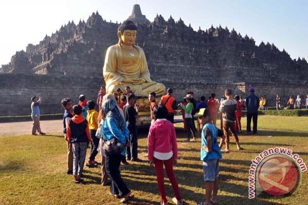 Umat Buddha prosesi Pindapata di Kota Magelang