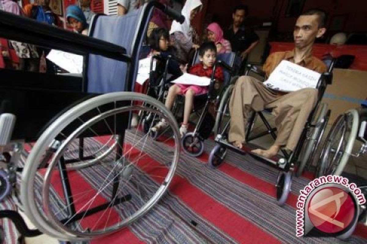 Penyandang disabilitas Jambi peroleh bantuan kursi roda