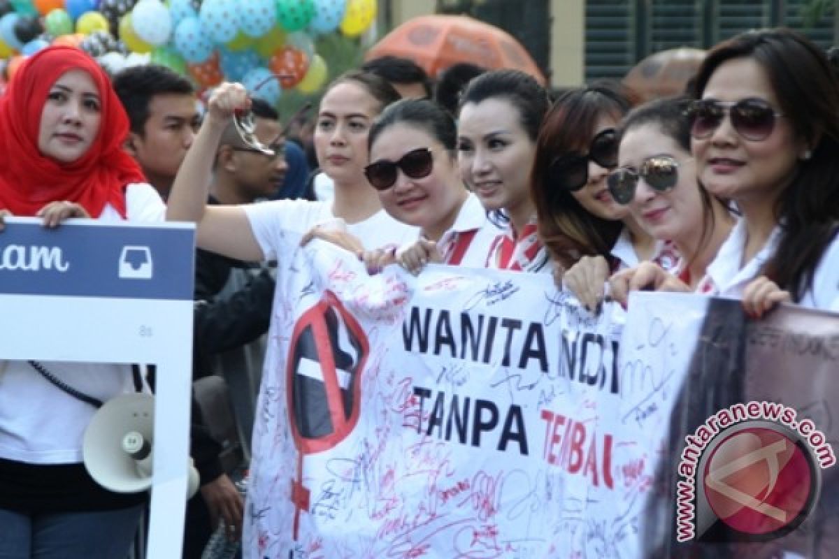 Wanita Surabaya Galang Tanda Tangan Antitembakau