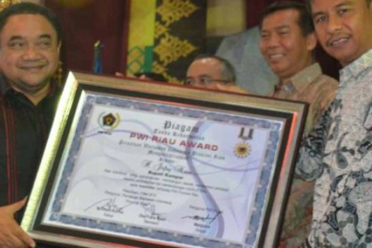 Bupati Kampar Terima Penghargaan PWI Award 2015