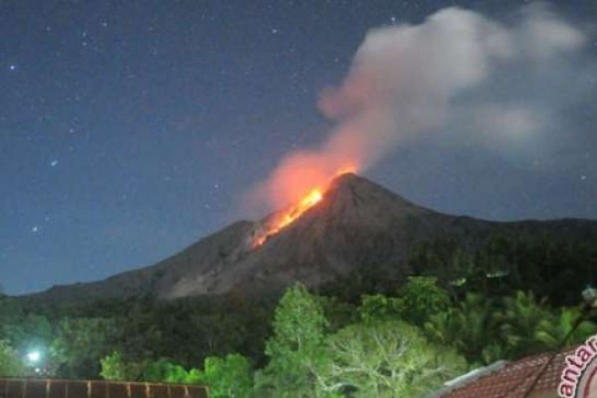 Gunung Api Karangetang Memuntahkan Lava Pijar
