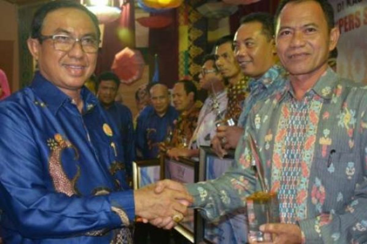 Kabag Humas Kampar Terima Penghargaan Sahabat Pers Riau