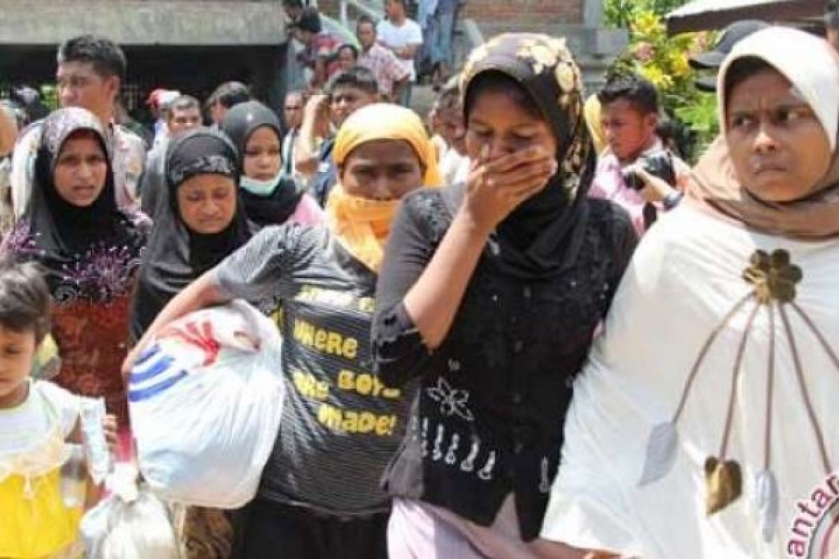 Ratusan Pengungsi Muslim Rohingiya Terdampar Di Aceh