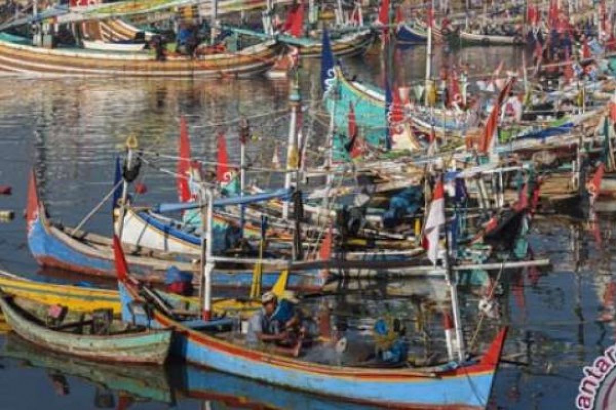 Puluhan Perahu Nelayan Banyuwangi Sedang Bersandar Di Dermaga