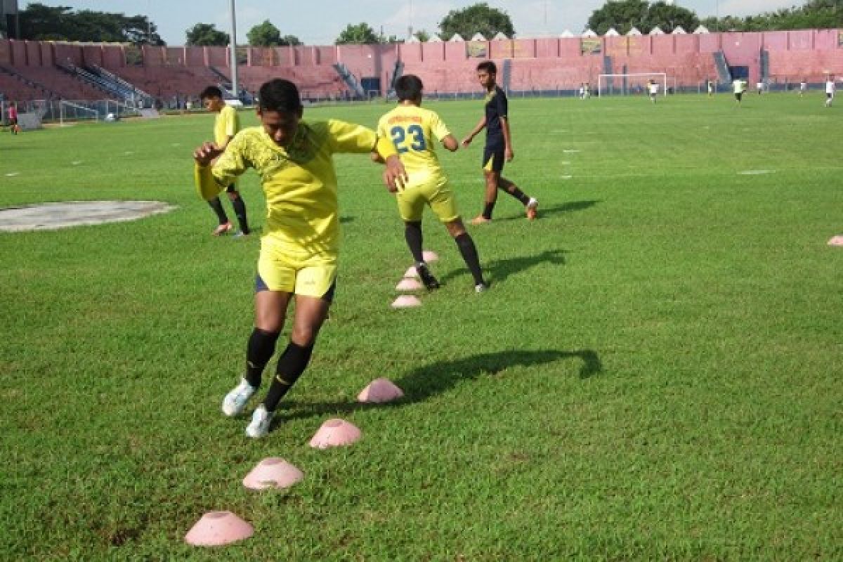 Sepak Bola Jatim Uji Coba Lapangan Secapa Bandung
