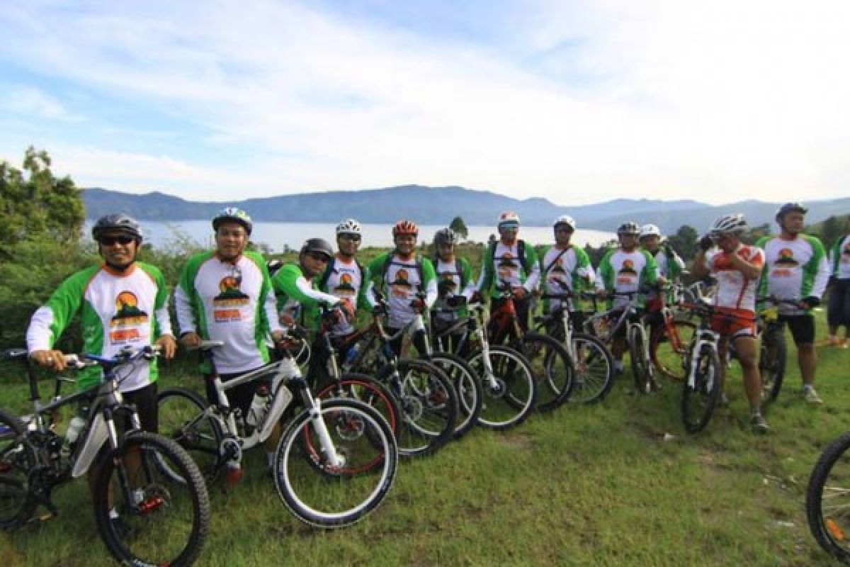 Komunitas Sepeda Internasional Keliling Alam Samosir