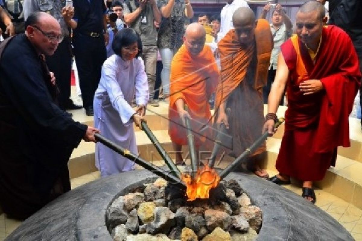 Api Dharma Waisak Tiba di Candi Mendut