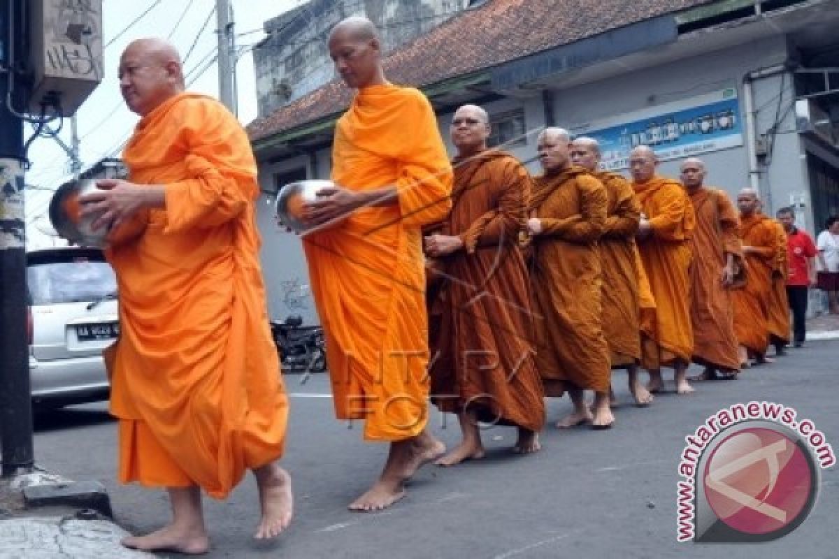 Ummat Budha Lakukan Ritual Waisak di Candi Mendut