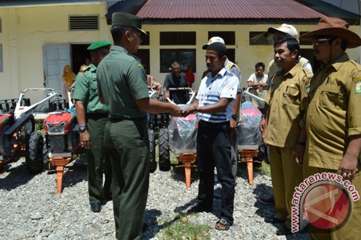  Petani Abdya Dapat Bantuan Traktor Tangan