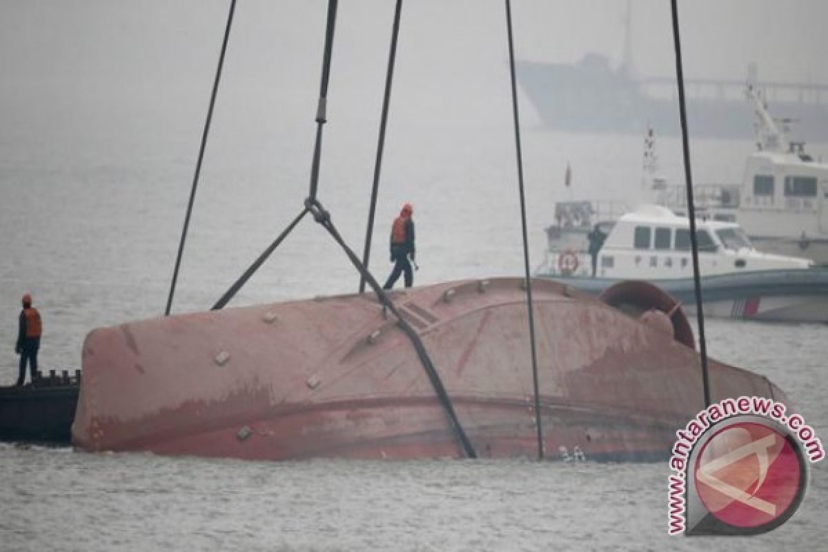 Kapal Ikan China Tabrakan Dengan Kapal Barang, 17 Hilang