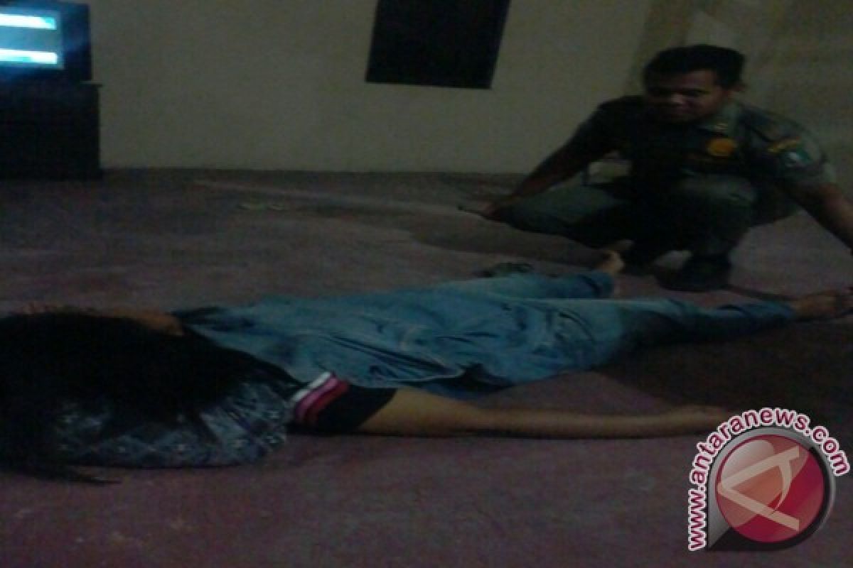 Diamankan Satpol PP, Wanita Pura-pura Pingsan
