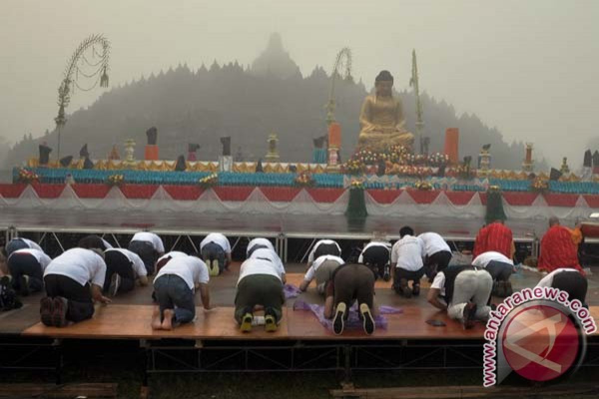 Umat berfoto-foto ria malam jelang Waisak di Borobudur