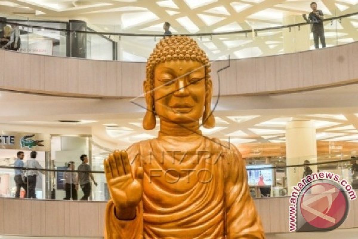 Relik Buddha Diarak Keliling Mal Peringati Waisak