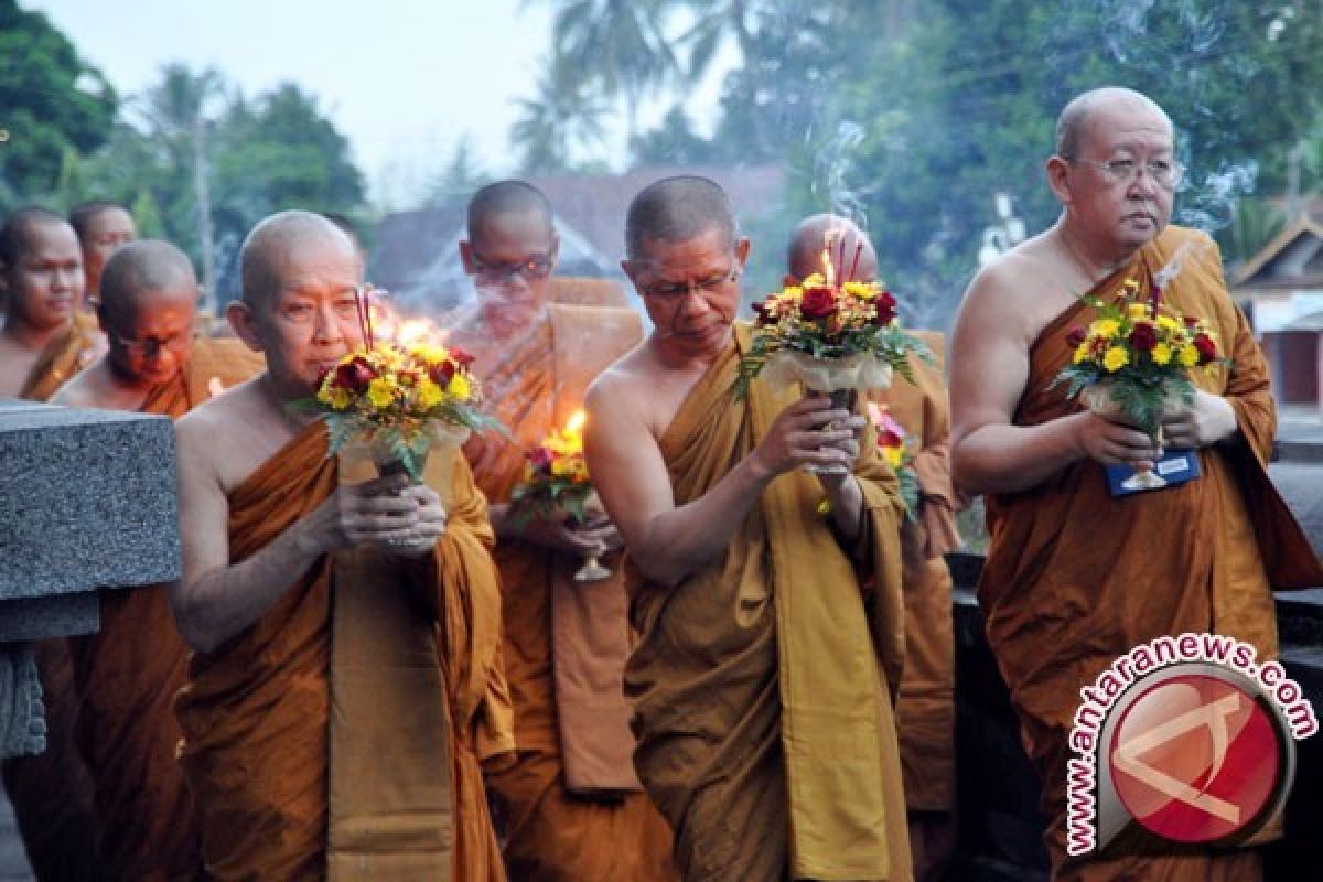 Umat Buddha Gelar Ritual Doa di Candi Mendut