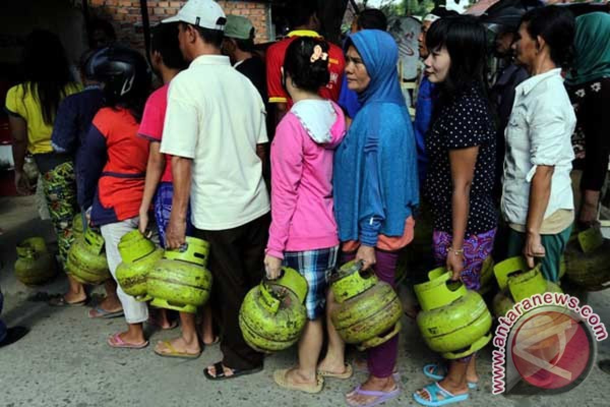 Warga Palembang antrean beli elpiji sejak subuh 