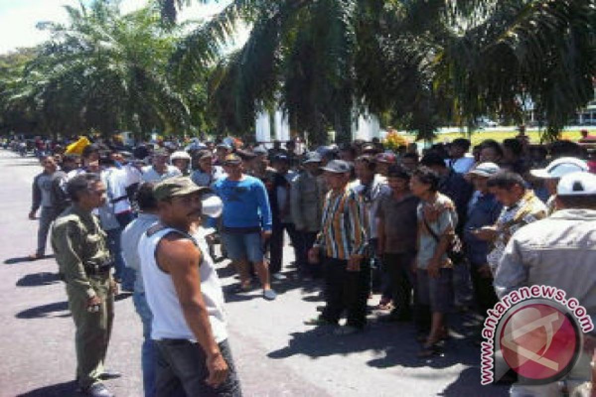 Aksi Demo di DPRD Kapuas Hulu Sempat Ricuh