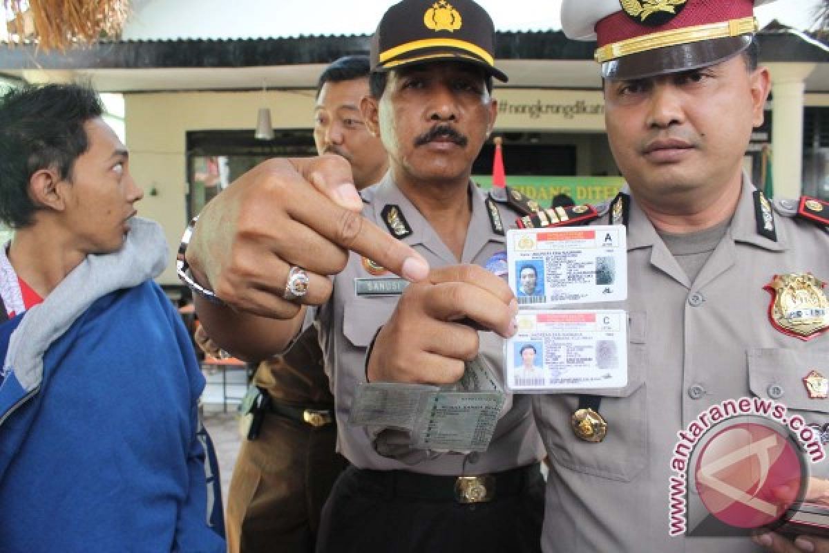 Polisi Ungkap SIM Palsu saat Razia Gabungan