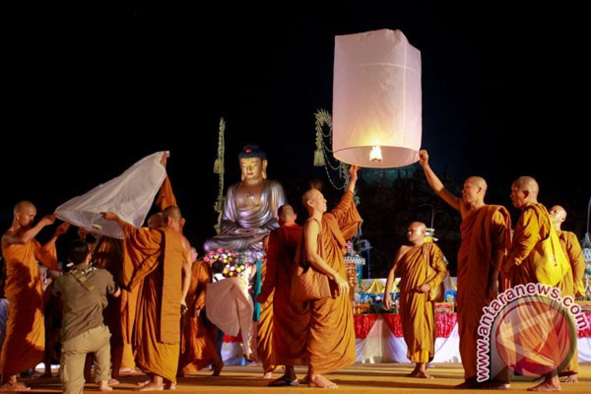 Umat Buddha lantunkan Kitab Tipitaka di Taman Lumbini Borobudur